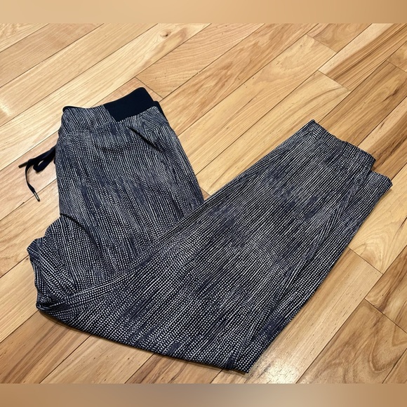 Athleta Batik Midtown Pull On Blue and White Ankle Pants - Women’s Size 4 - Picture 1 of 9